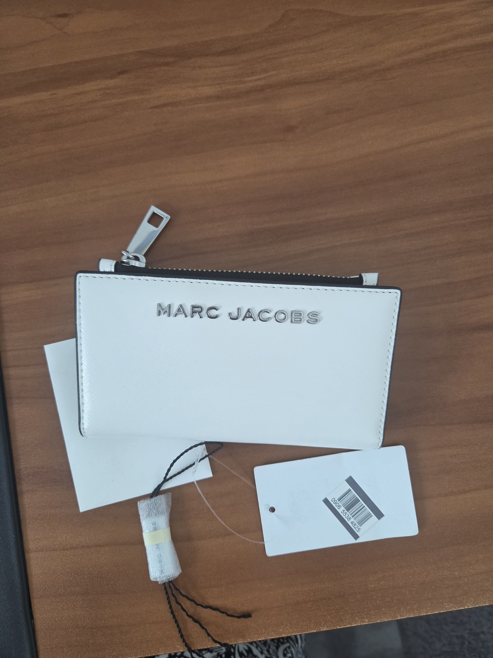 Marc Jacobs White Zip Wallet - Logo Detail